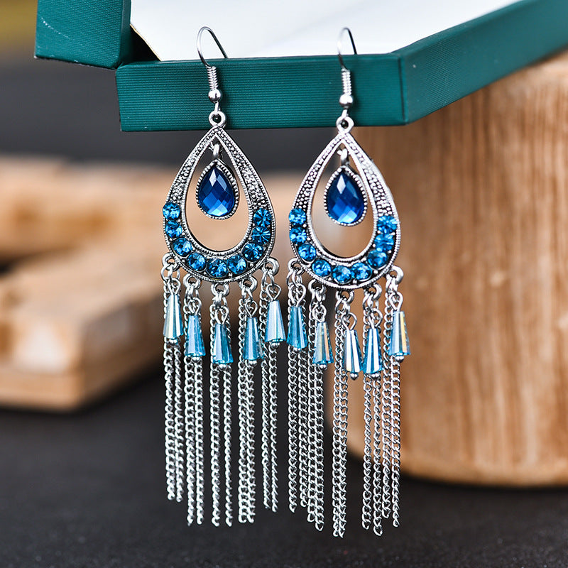 Brilho e Sofisticação em Cada Detalhe! ✨Brincos Elegantes Boho-Chic – Multi camadas de cristal e strass, com design em formato de gota e franjas em corrente. Uma joia delicada em liga metálica para mulheres que amam